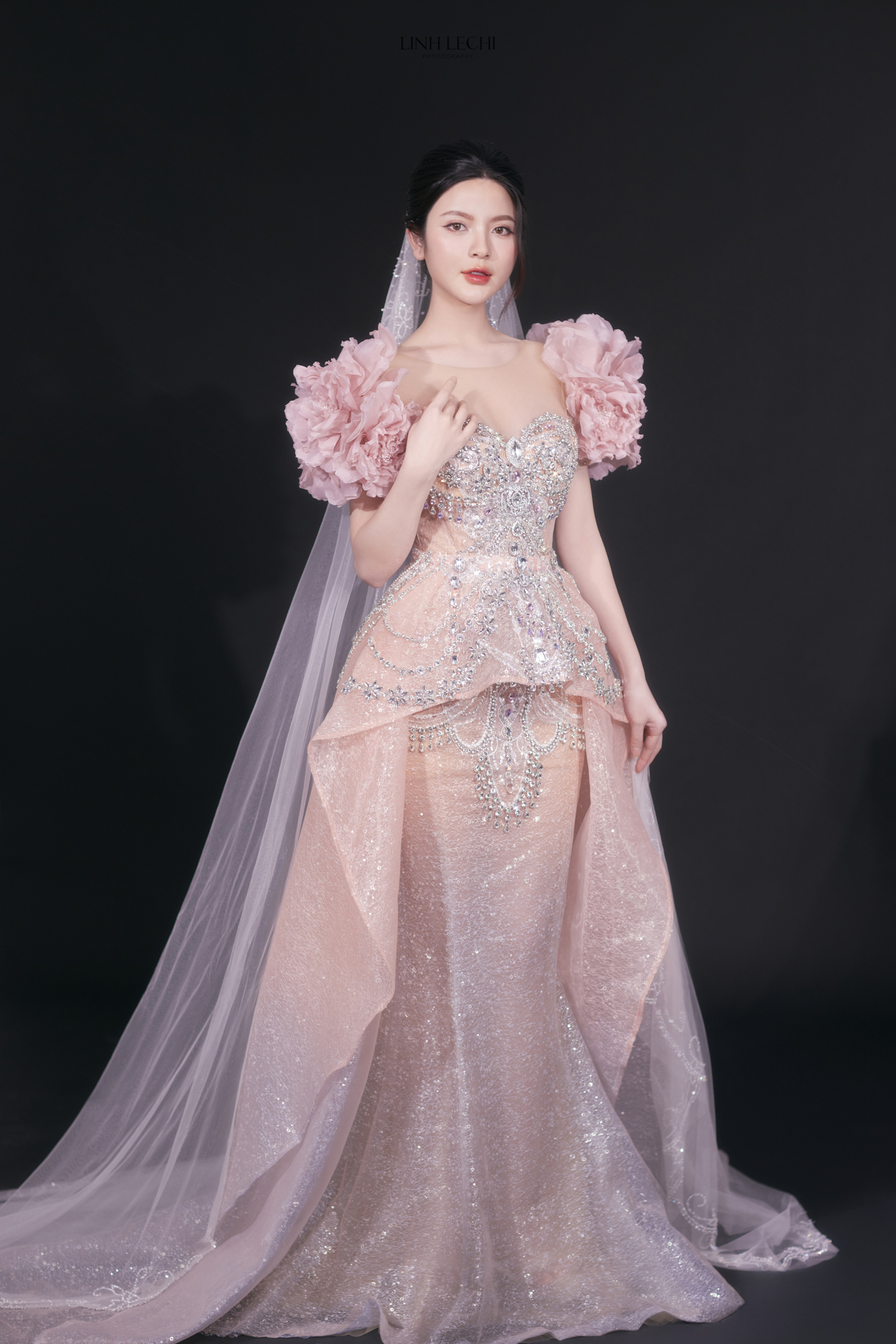 Hé lộ mức giá của 6 mẫu váy cưới mà cô dâu Chu Thanh Huyền từng mặc- Ảnh 4.