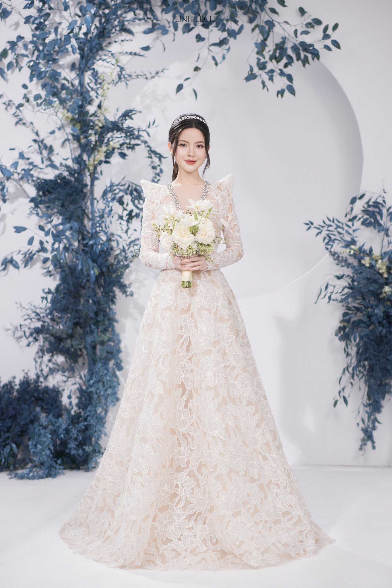 Hé lộ mức giá của 6 mẫu váy cưới mà cô dâu Chu Thanh Huyền từng mặc- Ảnh 1.