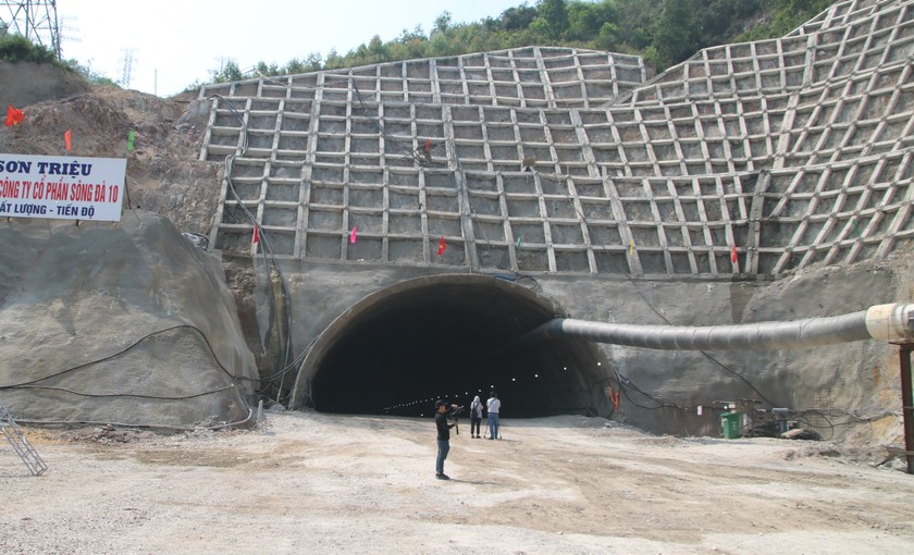 Robot khoan hầm xuyên núi hiện đại nhất Việt Nam về đích vượt tiến độ ở tuyến cao tốc 14.800 tỷ đồng- Ảnh 1.