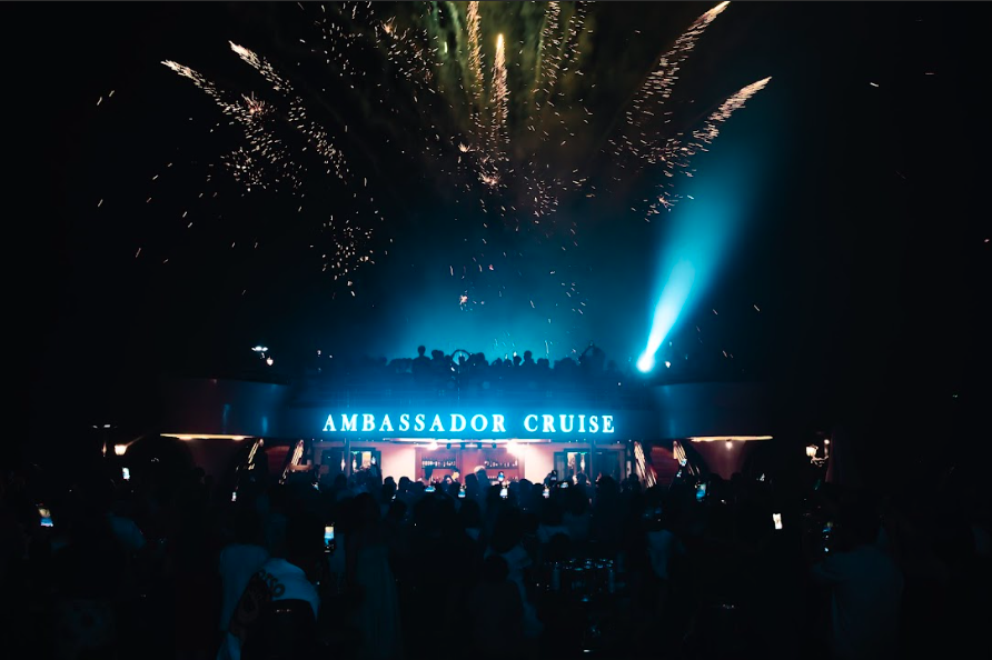 Điểm sáng mới hút khách cho du lịch Hạ Long chào hè 2024: Vừa ăn tối vừa thưởng thức bắn pháo hoa lãng mạn trên du thuyền- Ảnh 1. Điểm sáng mới hút khách cho du lịch Hạ Long chào hè 2024: Vừa ăn tối vừa thưởng thức bắn pháo hoa lãng mạn trên du thuyền- Ảnh 1.