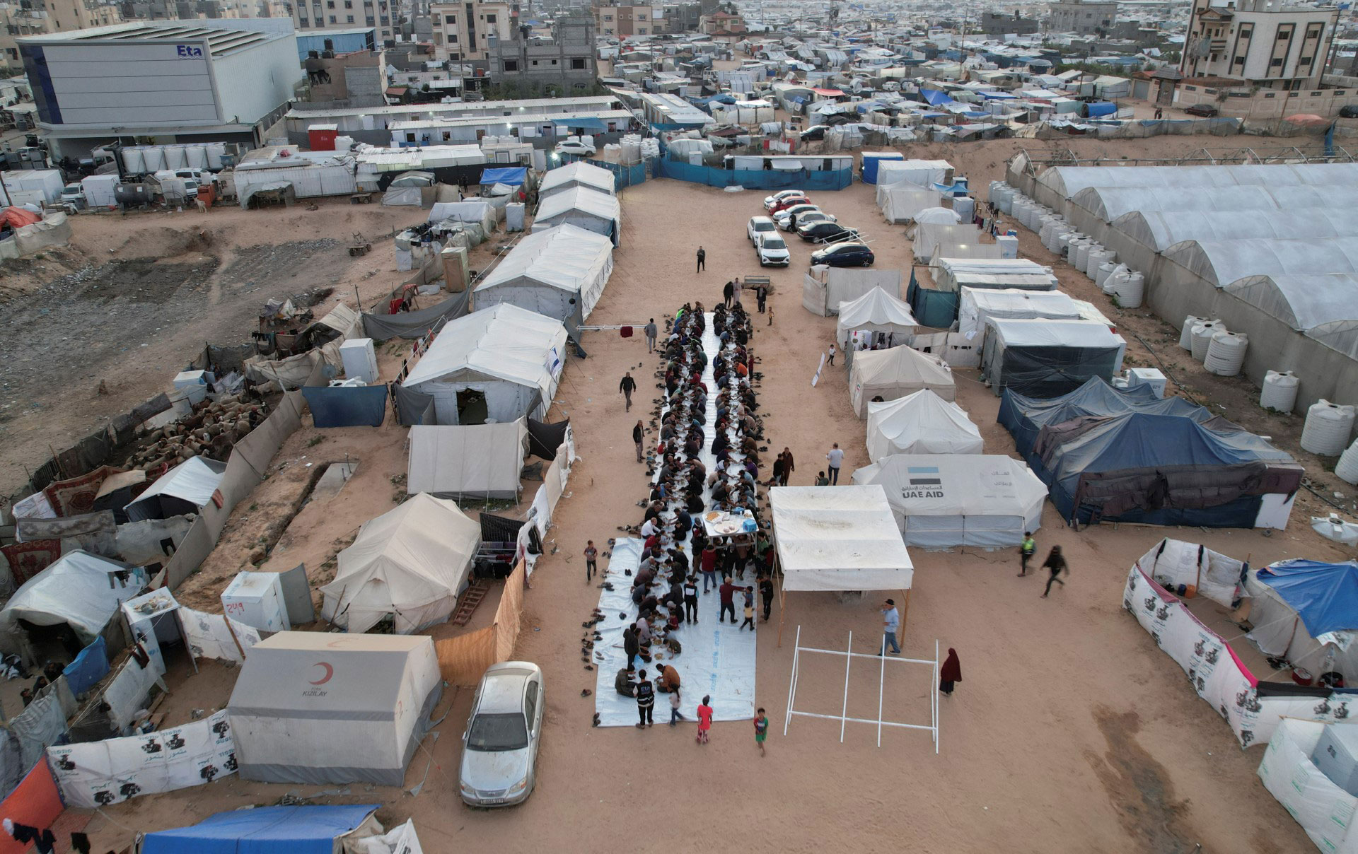 Người Palestine tại một trại tạm cư ở TP Rafah thuộc Dải Gaza  hôm 6-4 Ảnh: REUTERS