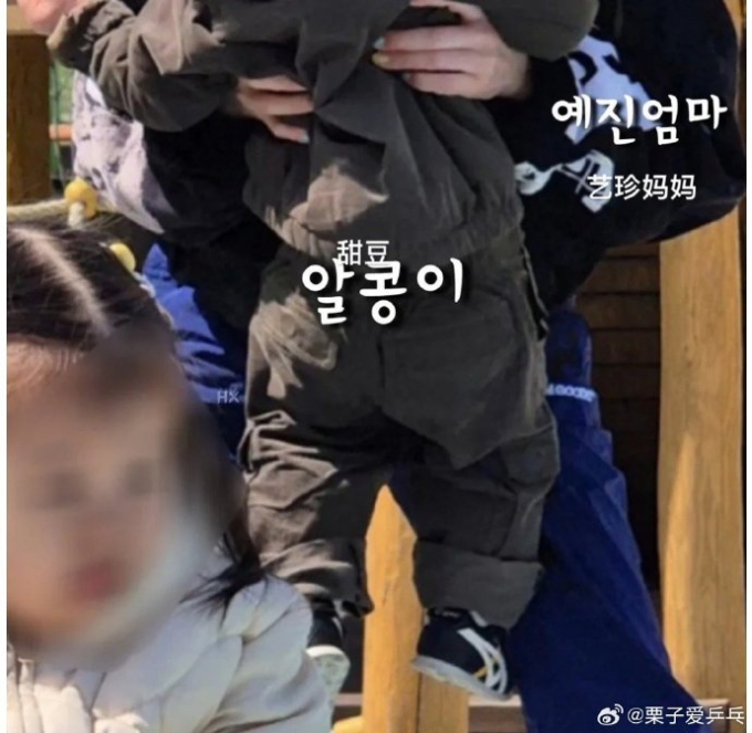 HOT: Tóm dính Son Ye Jin - Hyun Bin đưa quý tử ra ngoài chơi, điểm thay đổi này của bé gây sốt- Ảnh 3.