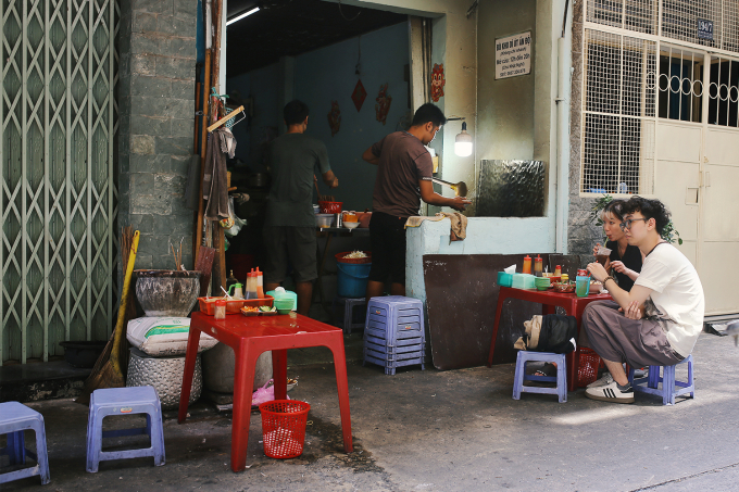 Hai anh em gốc Ấn tiếp quản tiệm bò kho nổi tiếng gần 30 năm ở TP.HCM, người nghèo được ăn với giá 