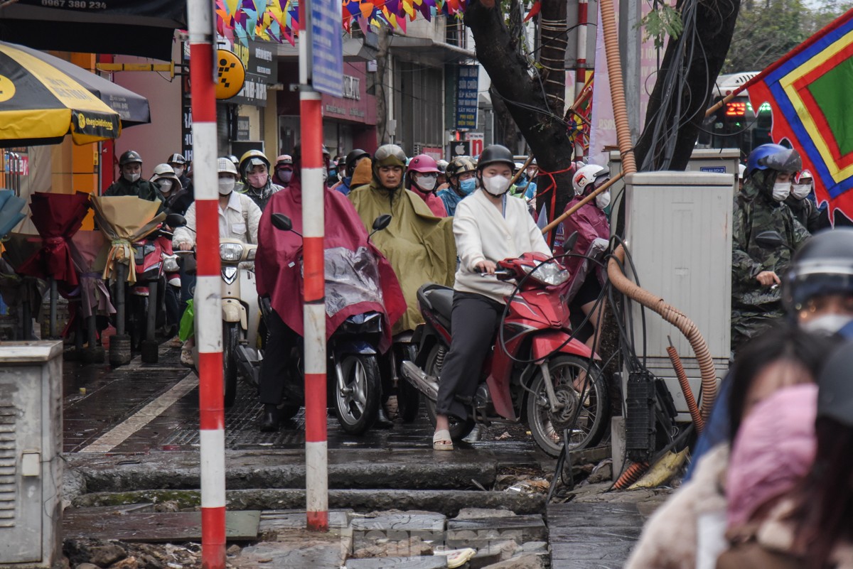 Người Hà Nội vất vả đi làm ngày đầu tuần vì mưa phùn, đường phố ùn tắc- Ảnh 9.