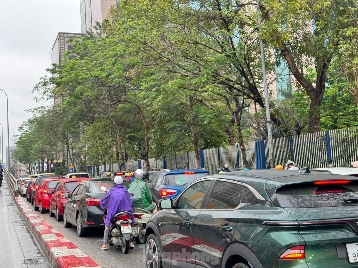 Người Hà Nội vất vả đi làm ngày đầu tuần vì mưa phùn, đường phố ùn tắc- Ảnh 6.