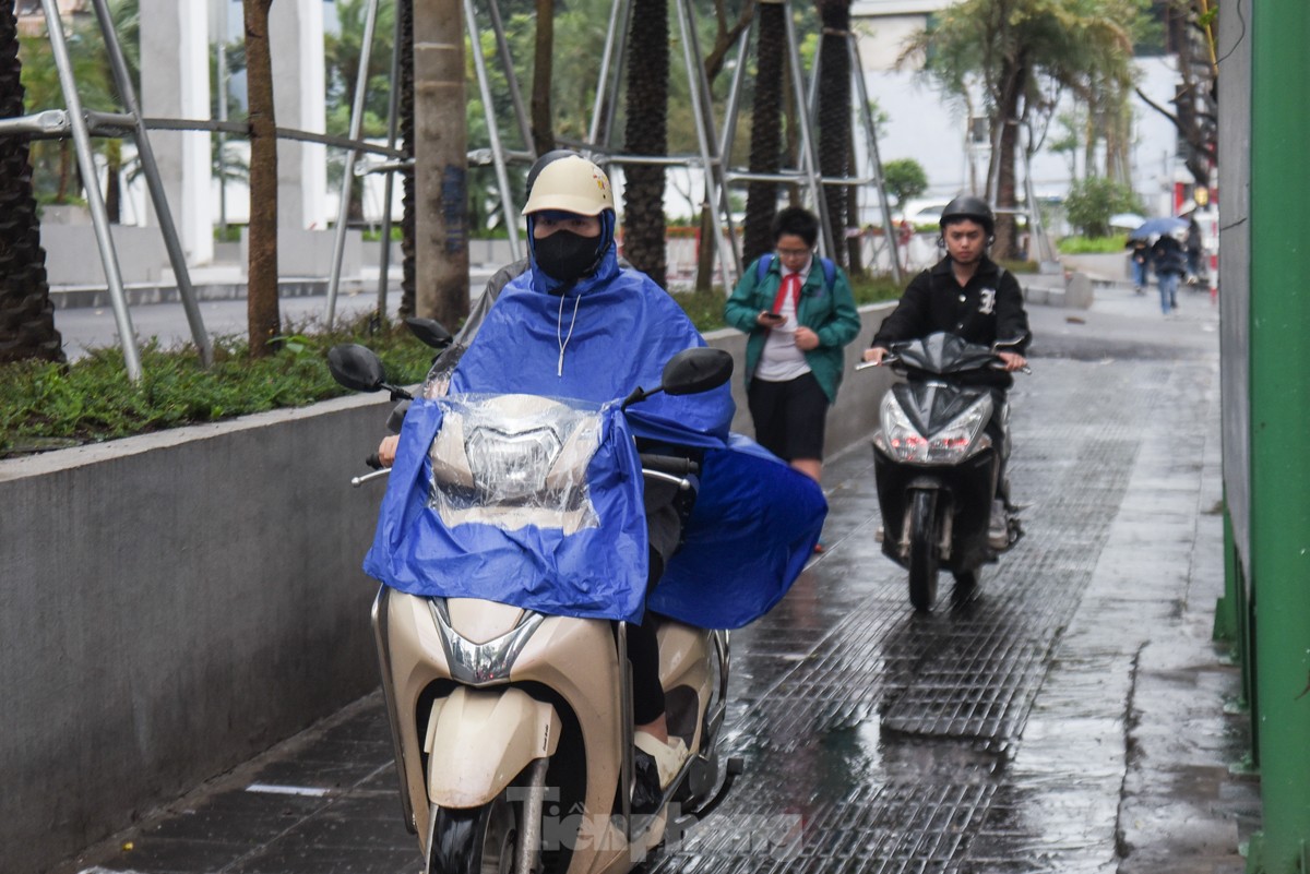 Người Hà Nội vất vả đi làm ngày đầu tuần vì mưa phùn, đường phố ùn tắc- Ảnh 8.