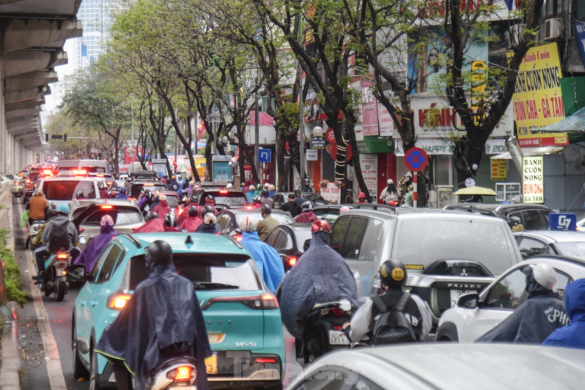 Người Hà Nội vất vả đi làm ngày đầu tuần vì mưa phùn, đường phố ùn tắc- Ảnh 7.