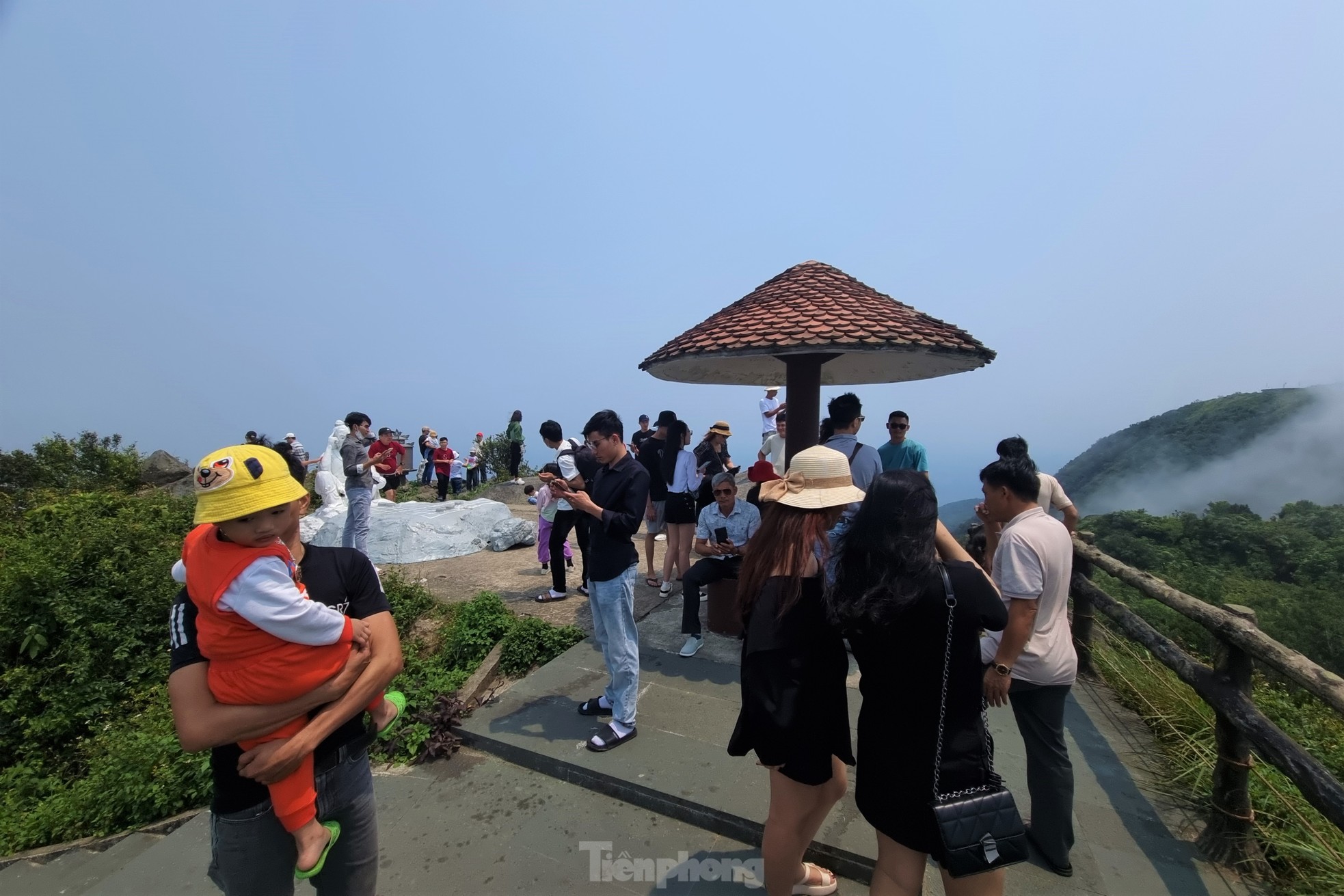 Du khách kéo nhau lên đỉnh Bàn Cờ ngắm Đà Nẵng nắng chang chang- Ảnh 10.