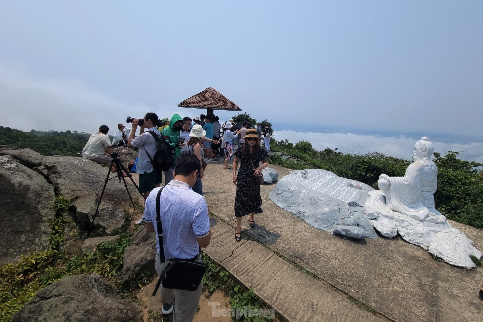Du khách kéo nhau lên đỉnh Bàn Cờ ngắm Đà Nẵng nắng chang chang- Ảnh 1.