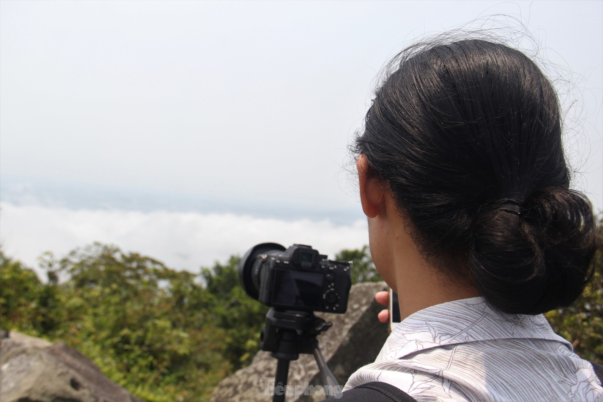 Du khách kéo nhau lên đỉnh Bàn Cờ ngắm Đà Nẵng nắng chang chang- Ảnh 14.