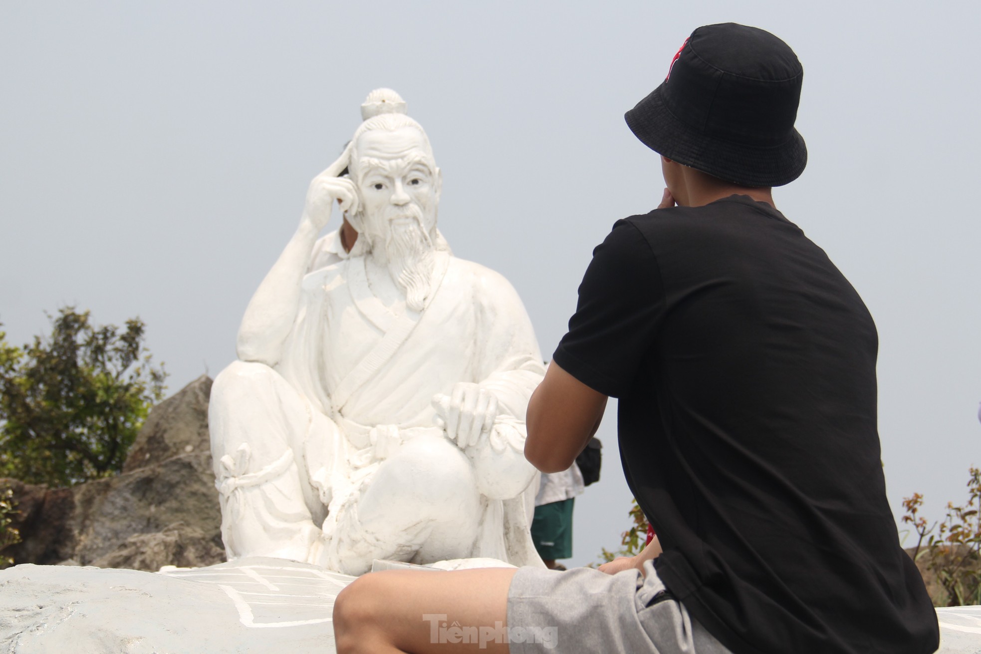 Du khách kéo nhau lên đỉnh Bàn Cờ ngắm Đà Nẵng nắng chang chang- Ảnh 18.