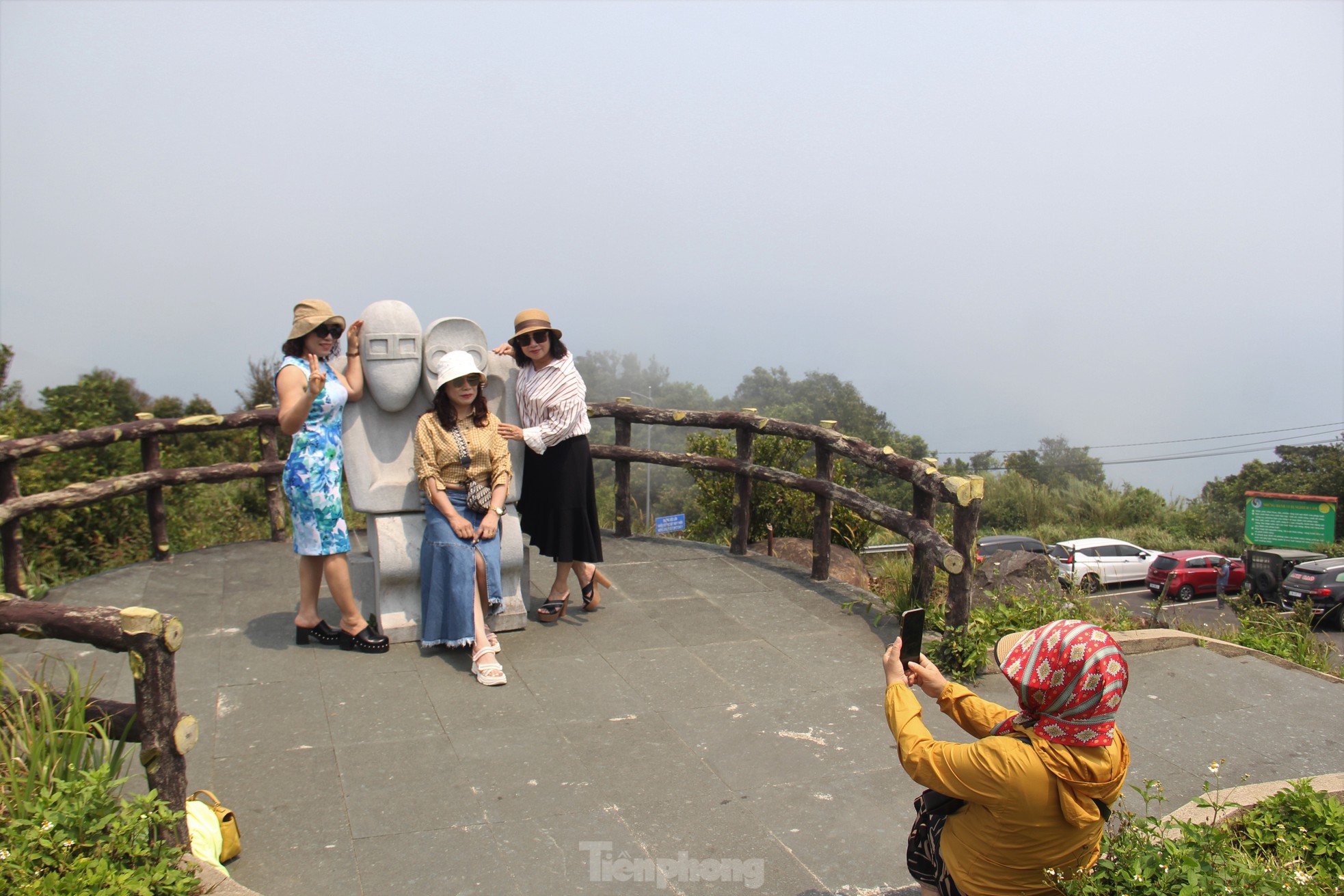Du khách kéo nhau lên đỉnh Bàn Cờ ngắm Đà Nẵng nắng chang chang- Ảnh 9.