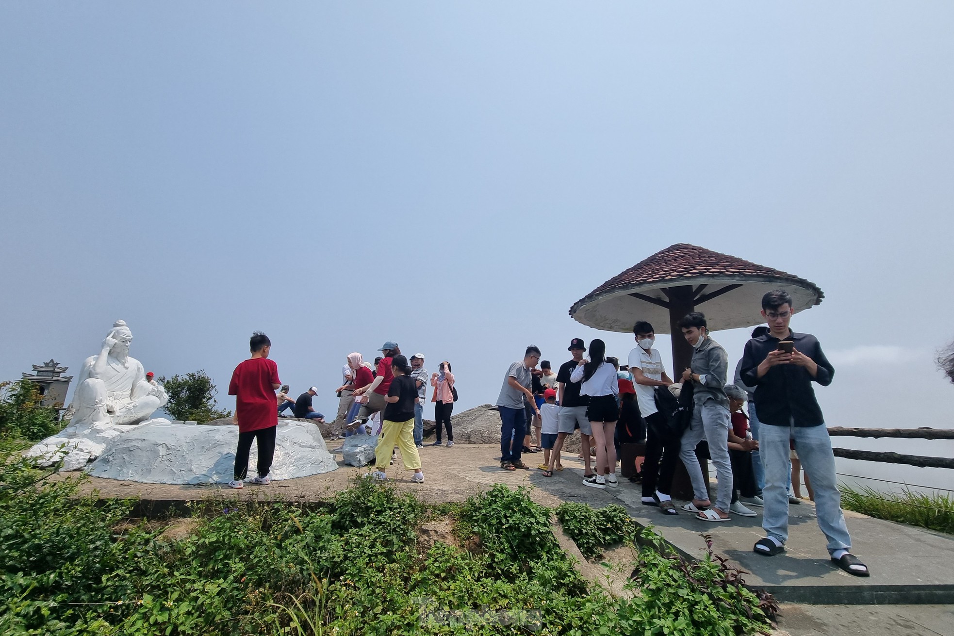 Du khách kéo nhau lên đỉnh Bàn Cờ ngắm Đà Nẵng nắng chang chang- Ảnh 7.