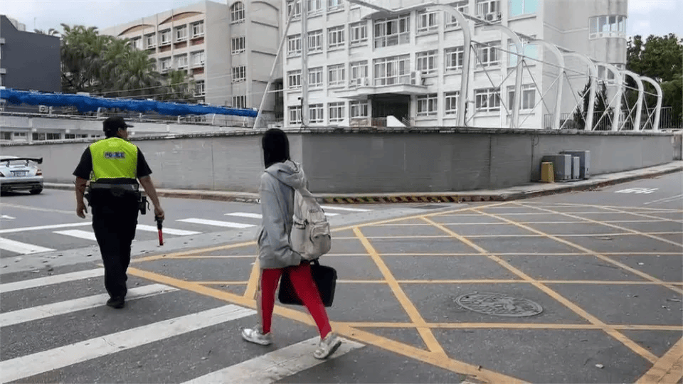 Chùm ảnh ngày đi học đầu tiên sau động đất ở Đài Loan: Hiệu trưởng đích thân ra đón, học sinh vừa mừng vừa lo- Ảnh 8.