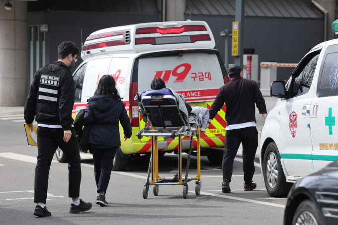 Khủng hoảng y tế tại Hàn Quốc: Dịch vụ y tế khẩn cấp sắp sụp đổ sau 2 tháng chống chọi?- Ảnh 1.