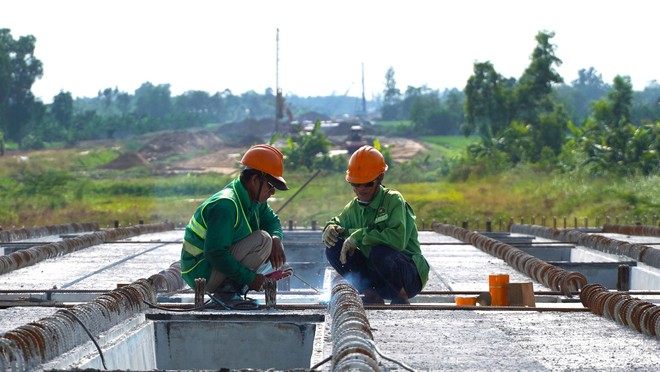 Hơn 1.000 công nhân thi công trên cao tốc Cần Thơ – Cà Mau dưới cái nóng như “đổ lửa”- Ảnh 6.