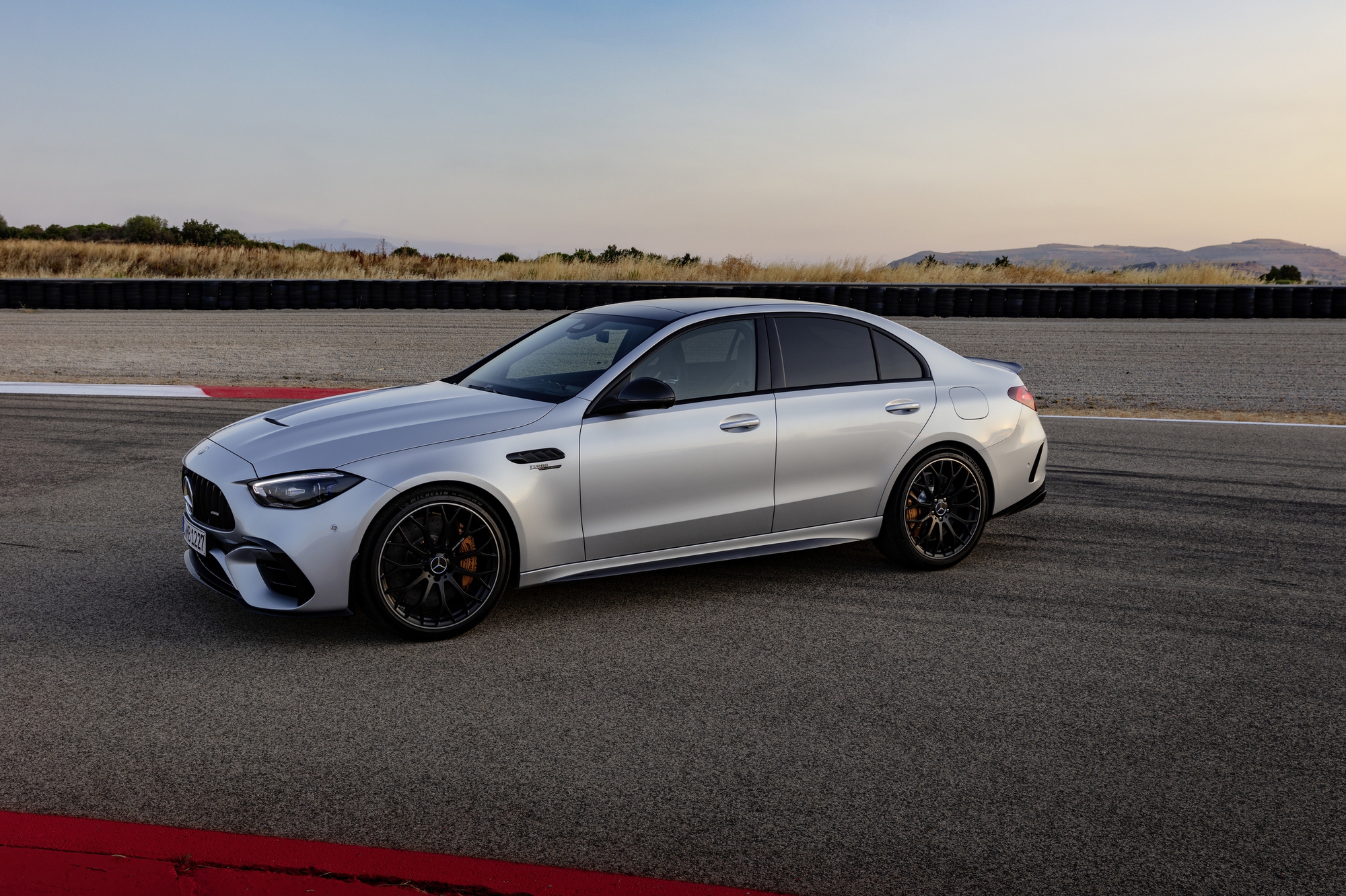 Mercedes-AMG C 63 S chốt lịch về Việt Nam với giá từ 4,9 tỷ: Mạnh 680 mã lực ngang siêu xe, có công nghệ từ xe đua F1- Ảnh 1.