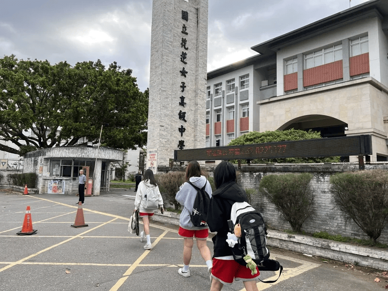 Chùm ảnh ngày đi học đầu tiên sau động đất ở Đài Loan: Hiệu trưởng đích thân ra đón, học sinh vừa mừng vừa lo- Ảnh 6.