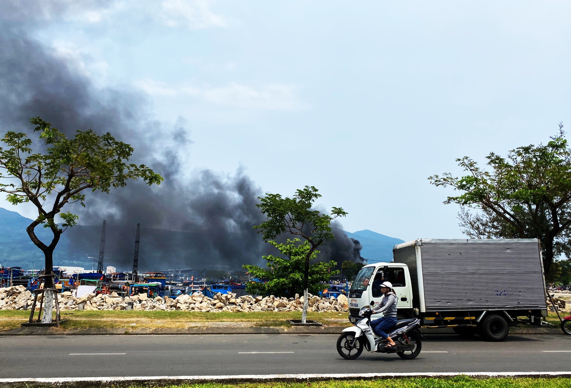 Cháy lớn khu nhà xưởng gần âu thuyền Thọ Quang, cột khói bốc cao hàng chục mét- Ảnh 1.