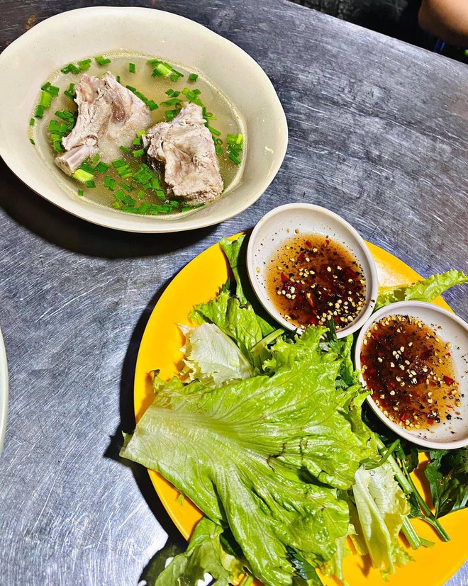 Tranh thủ tối mát rủ nhau đánh chén hết những món vỉa hè độc đáo tại Sài Gòn, tuy phải xếp hàng chờ nhưng ăn vào là thấy xứng đáng- Ảnh 6.