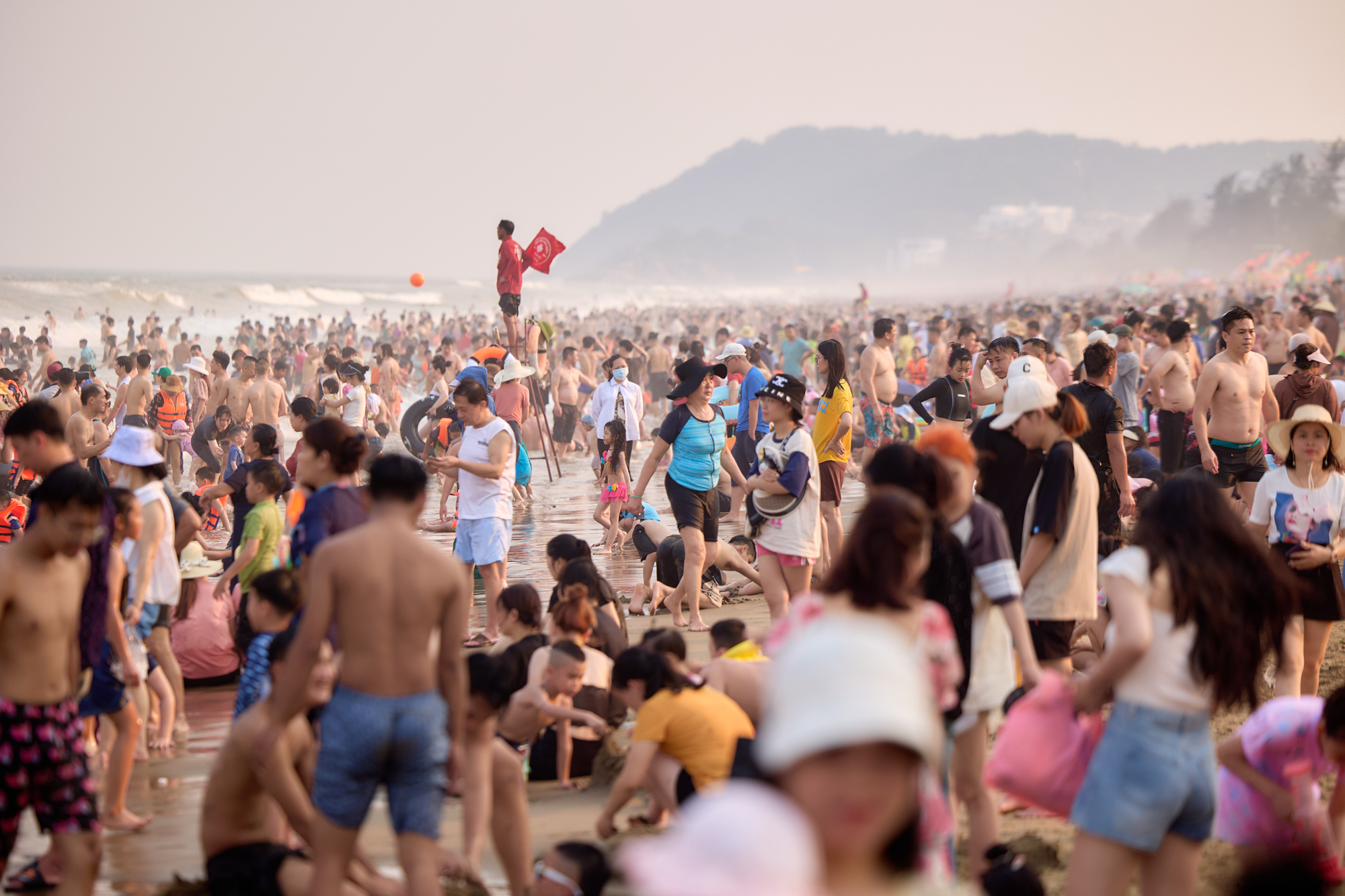 Bãi biển Sầm Sơn ken đặc người đổ về giải nhiệt, du khách nói 3 lý do quyết lựa chọn nơi này- Ảnh 3.