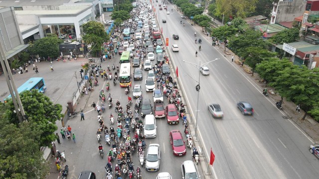 Người dân trở lại sau kỳ nghỉ lễ, cửa ngõ Hà Nội và TP HCM ùn tắc- Ảnh 1.