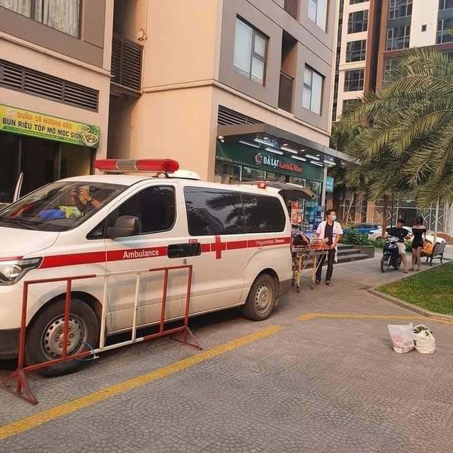 Hình ảnh gây bức xúc: Xe cứu thương bị khóa bánh khi đến chung cư đón người đi cấp cứu (Ảnh: OFFB)