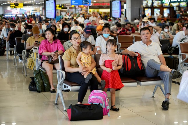 Hôm nay 94.000 người đổ về sân bay Nội Bài- Ảnh 1.