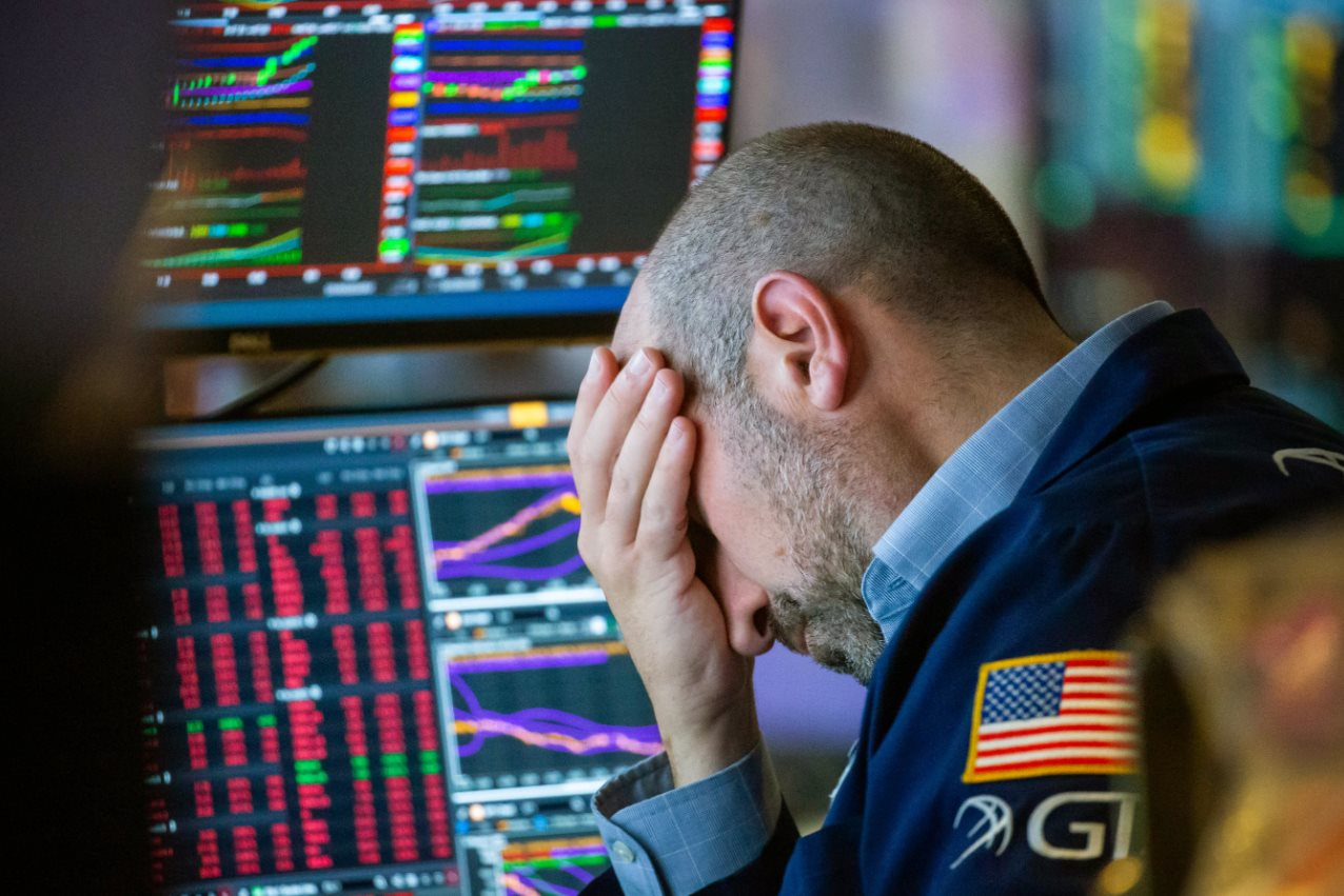Thị trường chứng khoán chìm trong sắc đỏ, Dow Jones giảm tới 570 điểm, khi Phố Wall chờ đợi quyết định lãi suất của FED- Ảnh 1.
