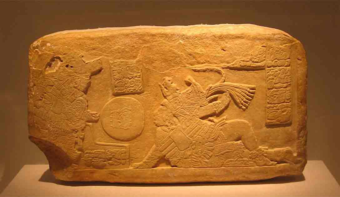Một bức phù điêu mô tả hai người Maya cổ đại đang chơi bóng - Ảnh: VIỆN NGHỆ THUẬT CHICAGO
