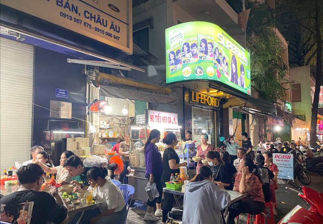 Tranh thủ tối mát rủ nhau đánh chén hết những món vỉa hè độc đáo tại Sài Gòn, tuy phải xếp hàng chờ nhưng ăn vào là thấy xứng đáng- Ảnh 1.