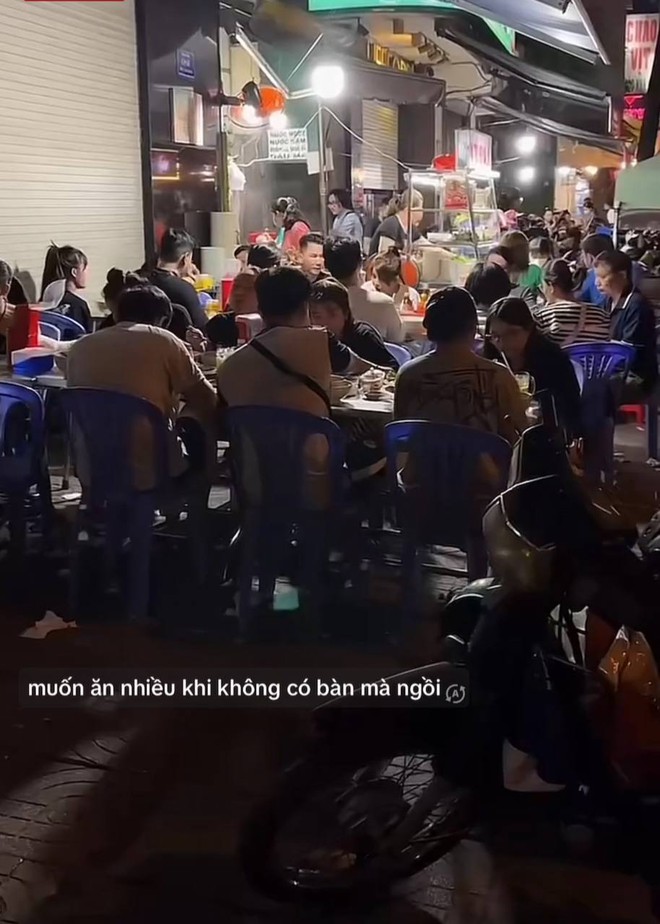 Tranh thủ tối mát rủ nhau đánh chén hết những món vỉa hè độc đáo tại Sài Gòn, tuy phải xếp hàng chờ nhưng ăn vào là thấy xứng đáng- Ảnh 2.