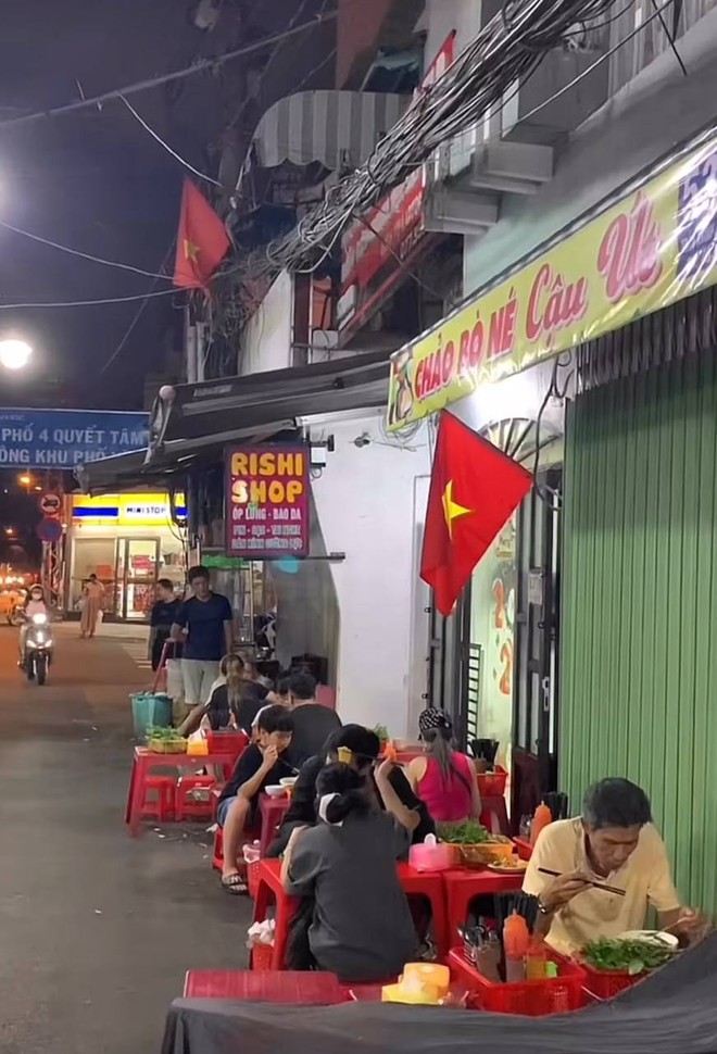 Tranh thủ tối mát rủ nhau đánh chén hết những món vỉa hè độc đáo tại Sài Gòn, tuy phải xếp hàng chờ nhưng ăn vào là thấy xứng đáng- Ảnh 10.