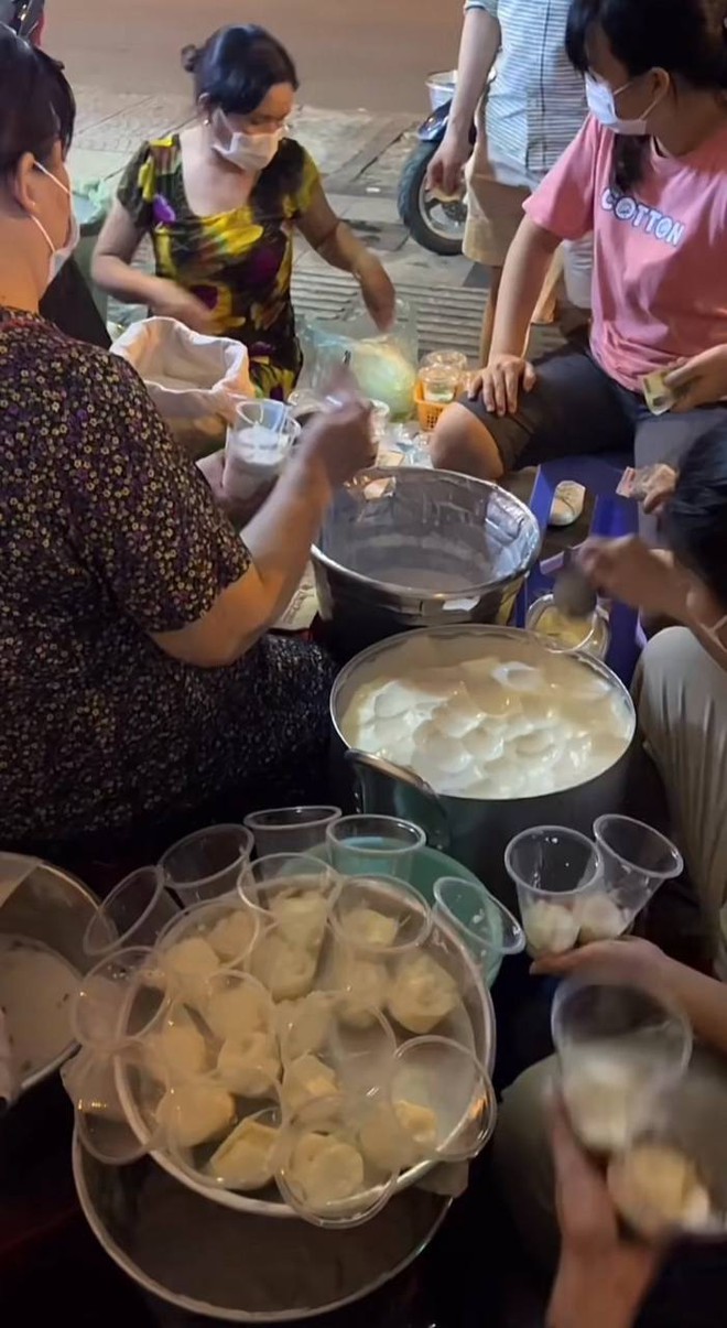 Tranh thủ tối mát rủ nhau đánh chén hết những món vỉa hè độc đáo tại Sài Gòn, tuy phải xếp hàng chờ nhưng ăn vào là thấy xứng đáng- Ảnh 28.