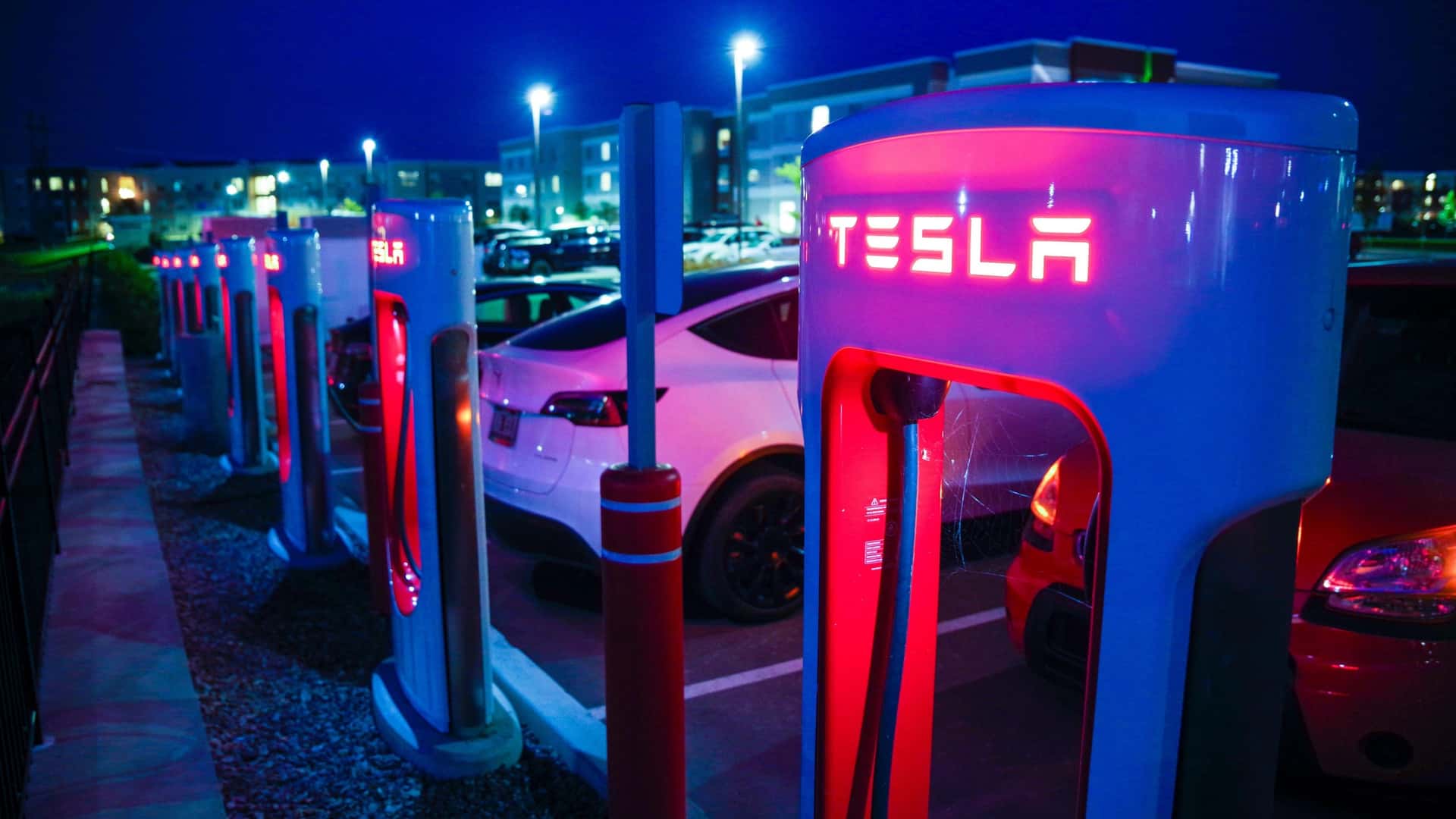 Tesla sa thải toàn bộ nhân viên mảng sạc xe điện hứa hẹn là 'mỏ vàng' tương lai, cả làng ô tô 'đứng hình'- Ảnh 1.