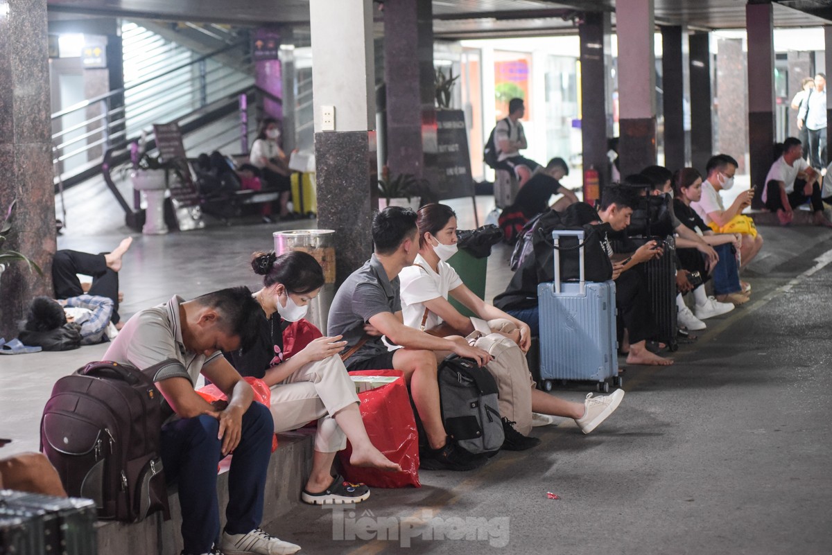 Ngày cuối dịp nghỉ lễ, nhiều người trở lại Hà Nội từ 4 giờ sáng vì sợ tắc đường- Ảnh 5.