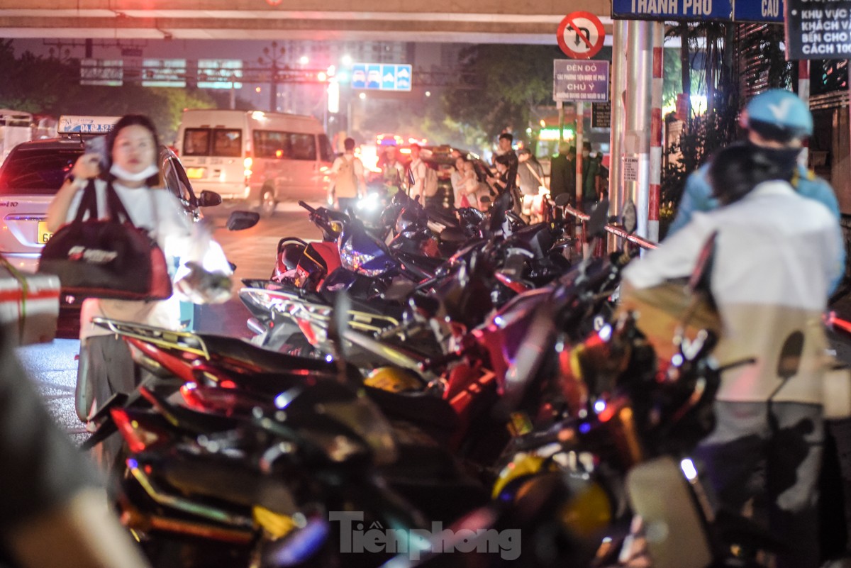 Ngày cuối dịp nghỉ lễ, nhiều người trở lại Hà Nội từ 4 giờ sáng vì sợ tắc đường- Ảnh 8.
