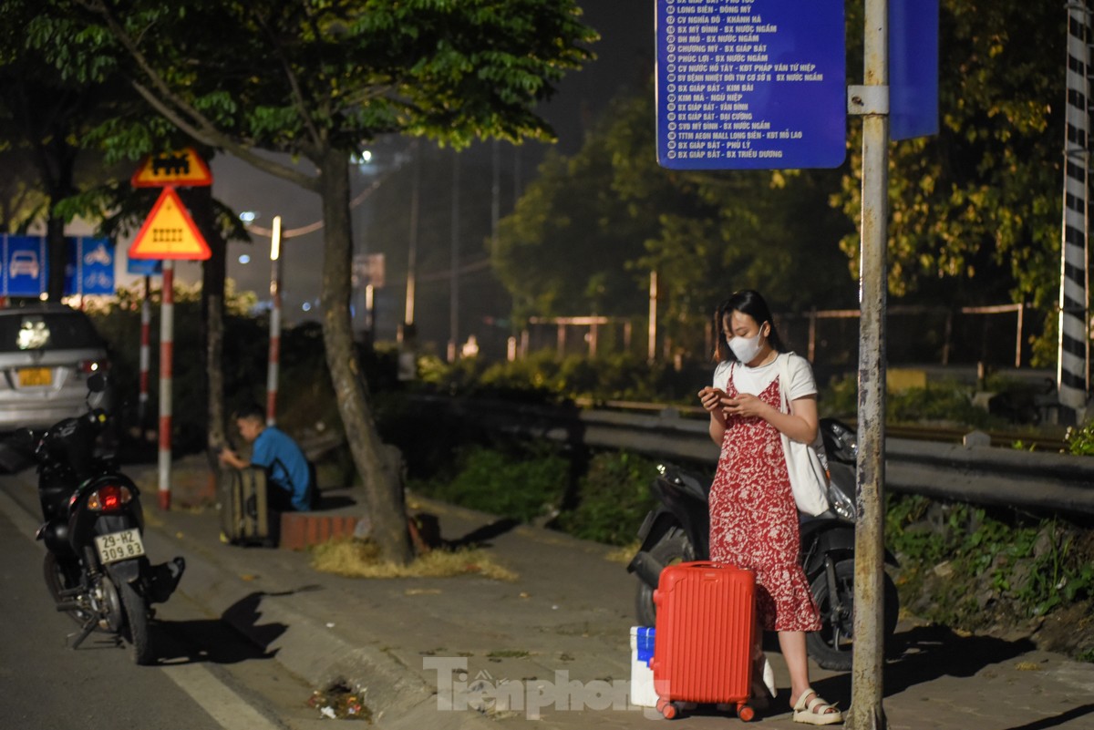 Ngày cuối dịp nghỉ lễ, nhiều người trở lại Hà Nội từ 4 giờ sáng vì sợ tắc đường- Ảnh 11.