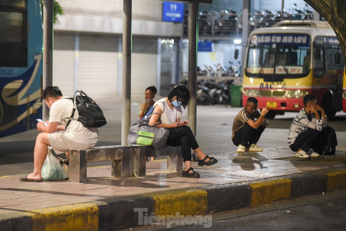 Ngày cuối dịp nghỉ lễ, nhiều người trở lại Hà Nội từ 4 giờ sáng vì sợ tắc đường- Ảnh 12.