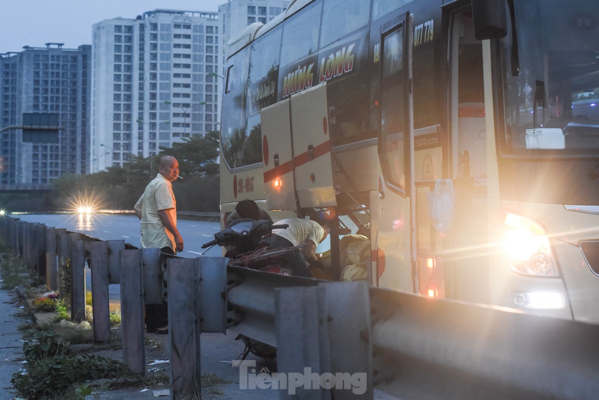 Ngày cuối dịp nghỉ lễ, nhiều người trở lại Hà Nội từ 4 giờ sáng vì sợ tắc đường- Ảnh 15.