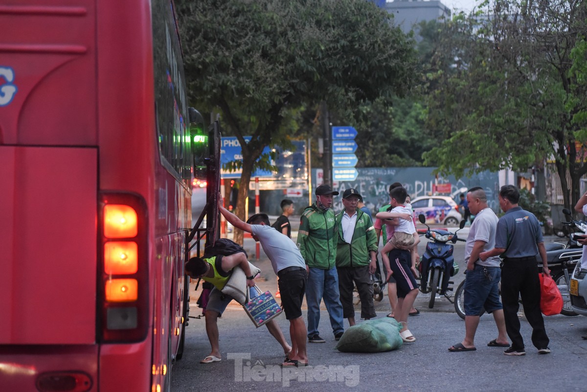 Ngày cuối dịp nghỉ lễ, nhiều người trở lại Hà Nội từ 4 giờ sáng vì sợ tắc đường- Ảnh 18.