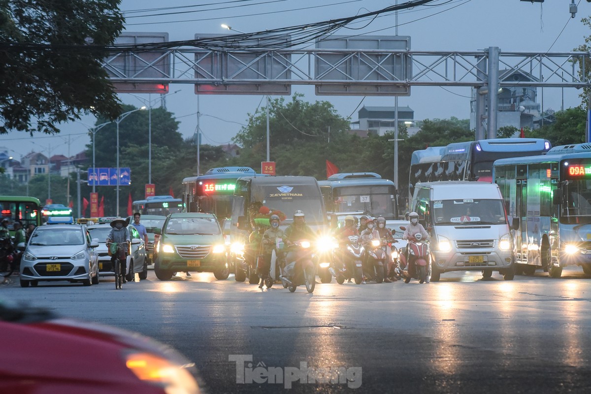 Ngày cuối dịp nghỉ lễ, nhiều người trở lại Hà Nội từ 4 giờ sáng vì sợ tắc đường- Ảnh 14.