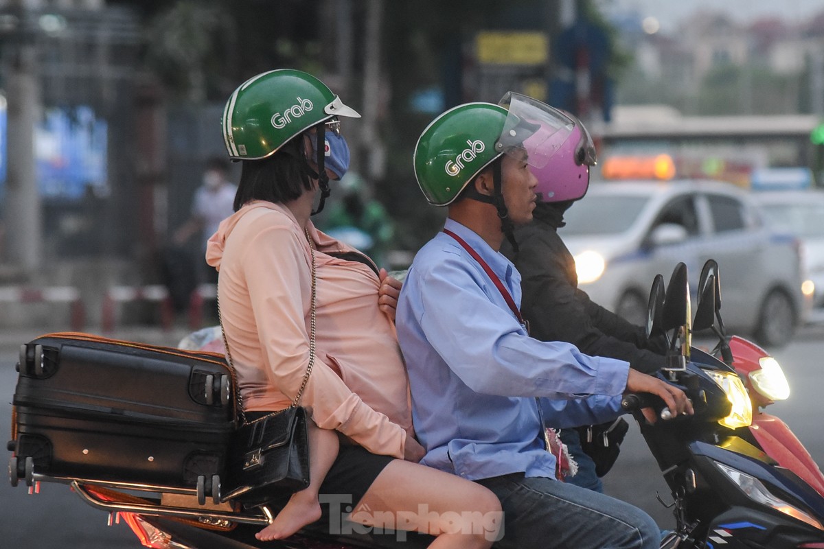 Ngày cuối dịp nghỉ lễ, nhiều người trở lại Hà Nội từ 4 giờ sáng vì sợ tắc đường- Ảnh 17.