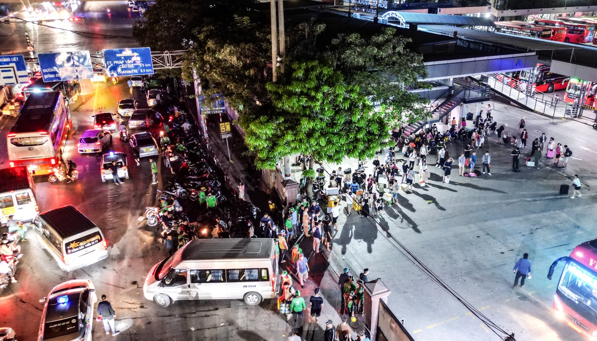 Ngày cuối dịp nghỉ lễ, nhiều người trở lại Hà Nội từ 4 giờ sáng vì sợ tắc đường- Ảnh 2.