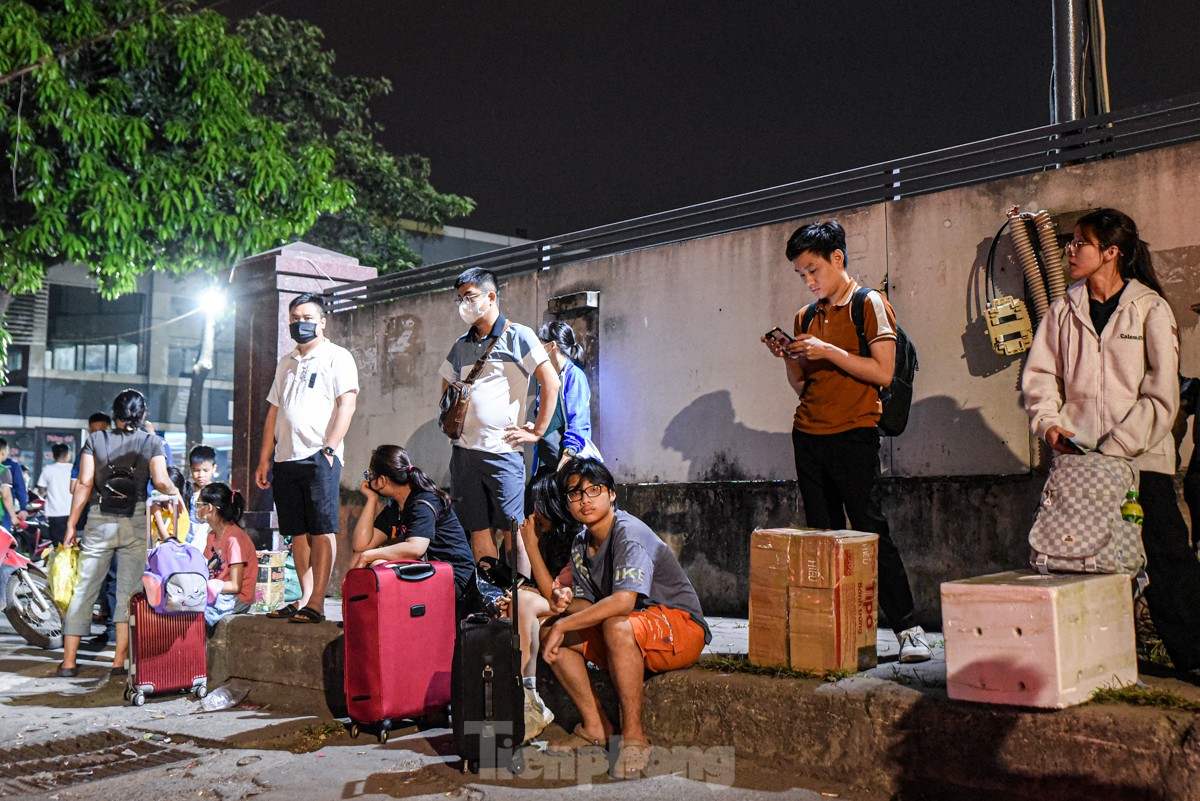 Ngày cuối dịp nghỉ lễ, nhiều người trở lại Hà Nội từ 4 giờ sáng vì sợ tắc đường- Ảnh 3.