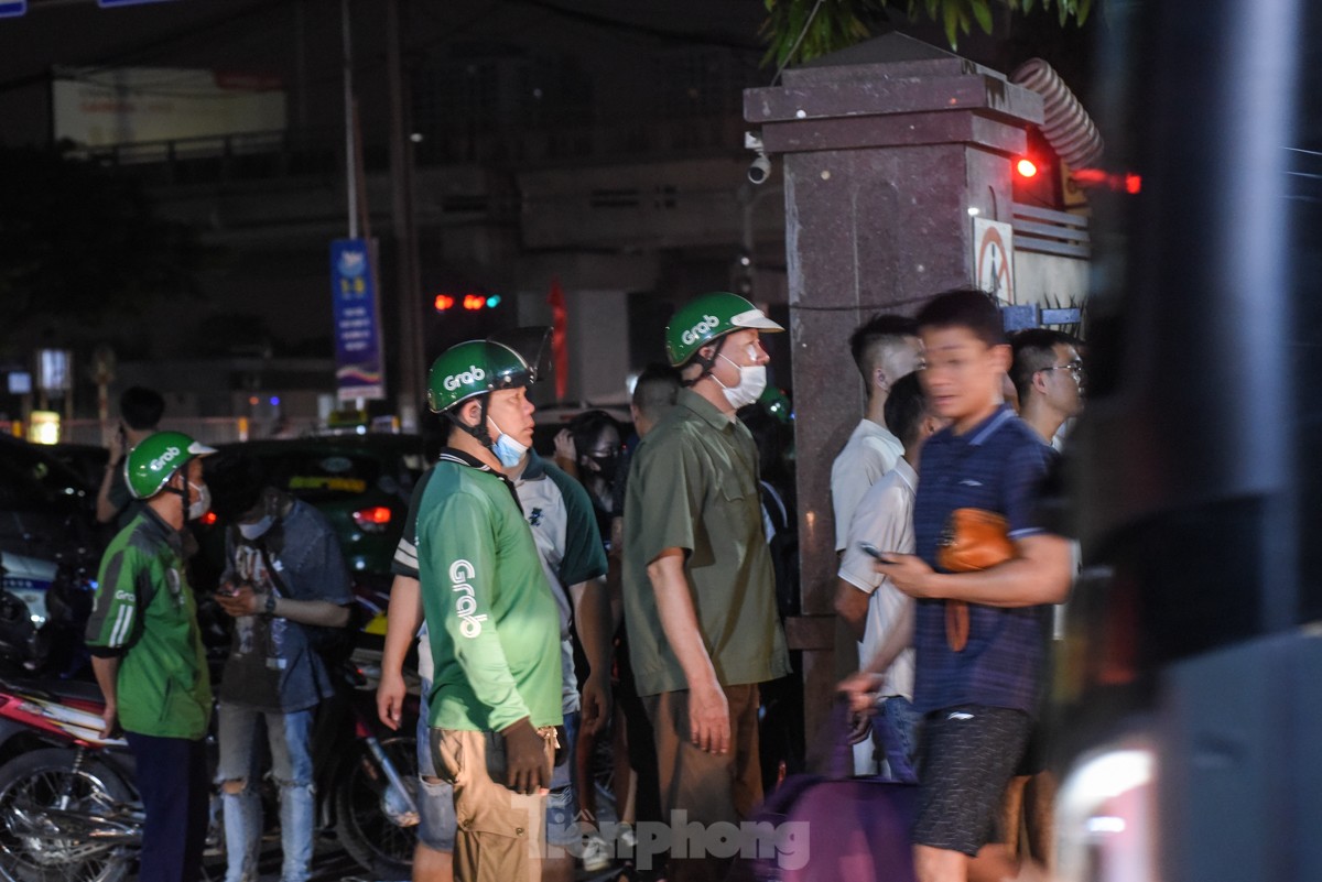 Ngày cuối dịp nghỉ lễ, nhiều người trở lại Hà Nội từ 4 giờ sáng vì sợ tắc đường- Ảnh 7.