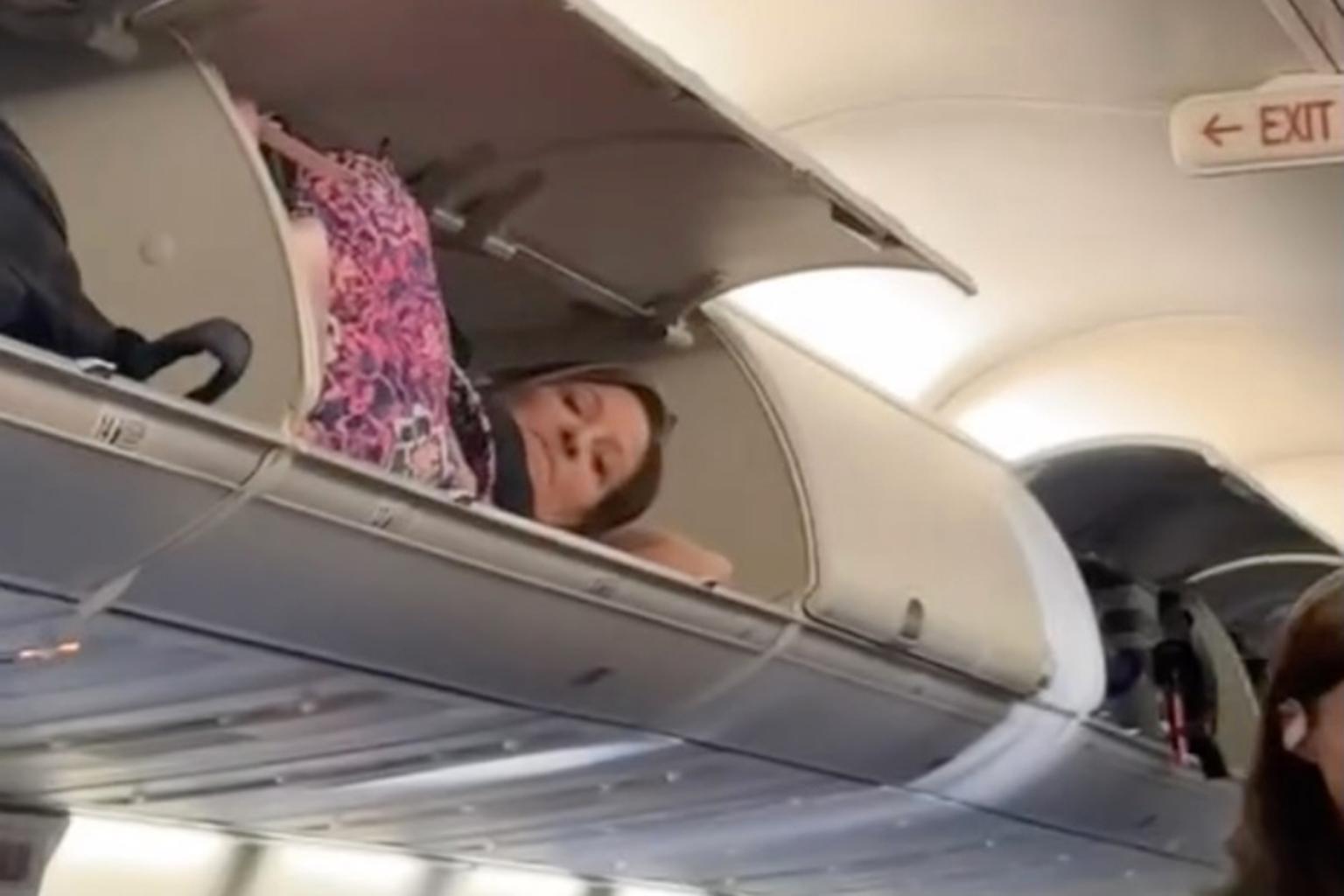 Choáng với người phụ nữ nằm gọn trong ngăn hành lý máy bay Mỹ- Ảnh 1.