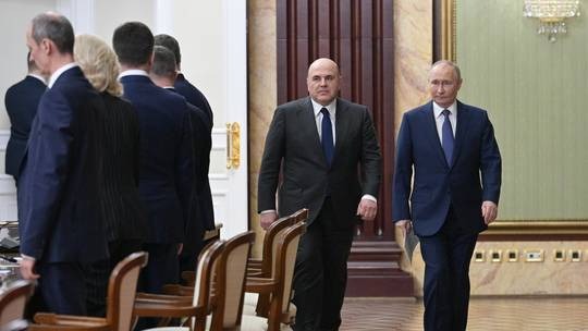 Tổng thống Vladimir Putin và Thủ tướng Mikhail Mishustin khi đến dự một cuộc họp chính phủ Nga. Ảnh: Sputnik