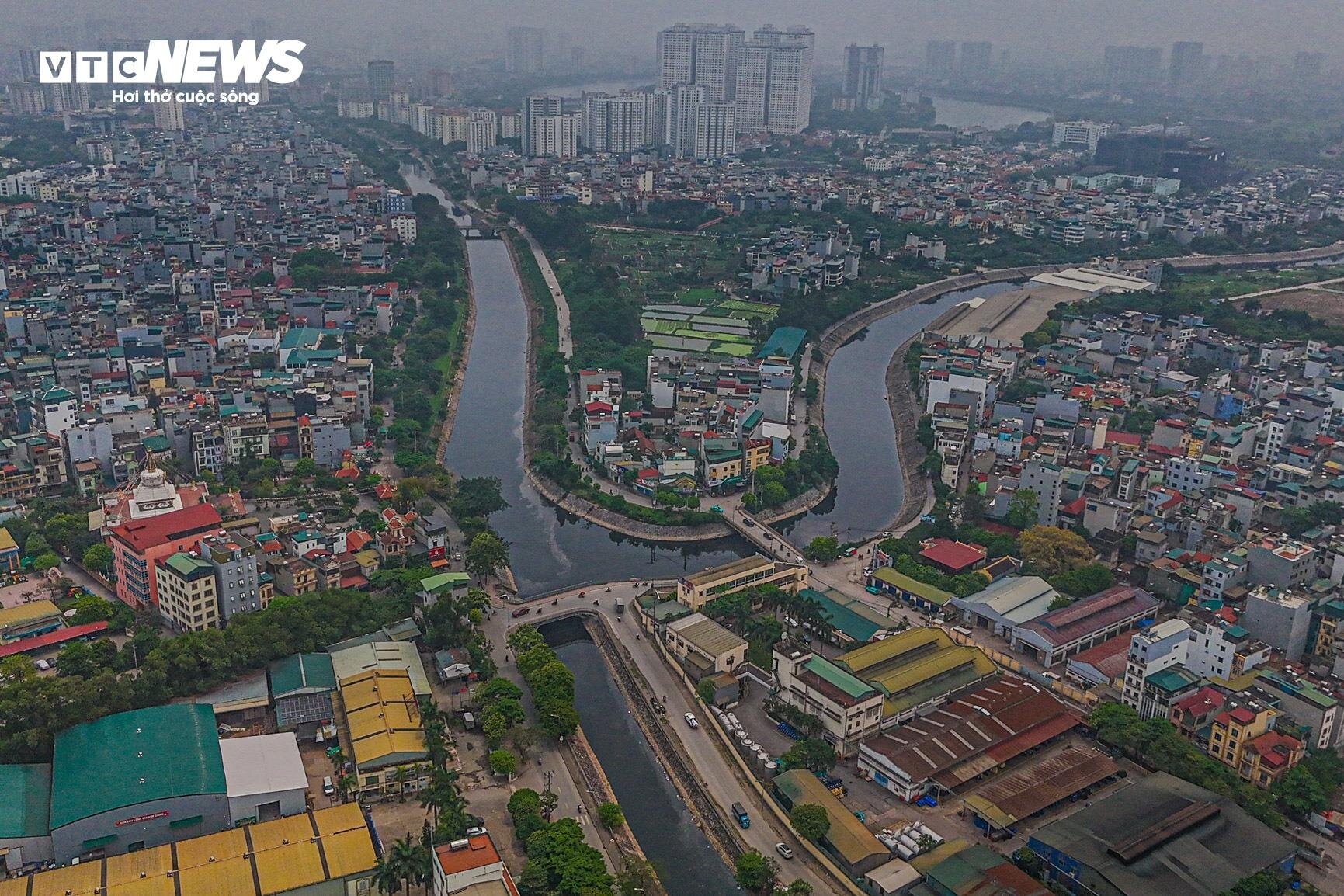 1km 40 họng xả thải, sông Tô Lịch thành cống nước đen lộ thiên- Ảnh 1.