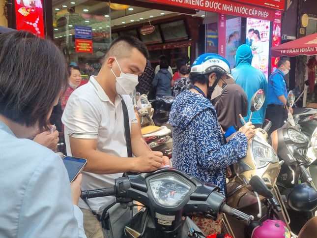 Giá vàng điên cuồng: Mua bán khổ như thời bao cấp, có người bế con nhỏ xếp hàng cả trưa- Ảnh 4.